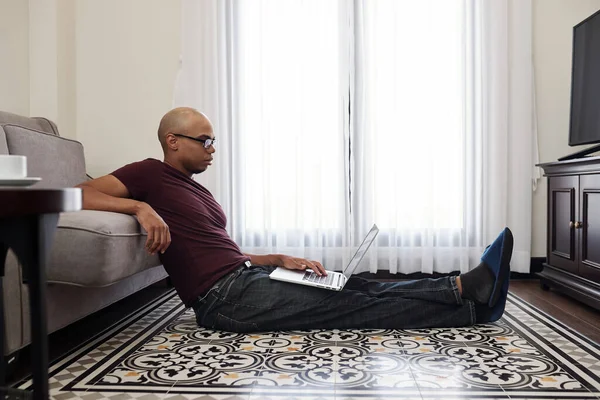 Μαύρος Νεαρός Άνδρας Γυαλιά Κάθεται Στο Πάτωμα Στο Δωμάτιό Του — Φωτογραφία Αρχείου
