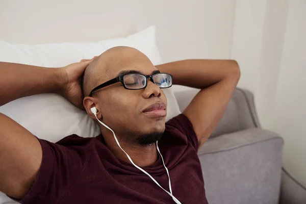 Cansado Joven Negro Gafas Cerrando Los Ojos Relajarse Sofá Disfrutar —  Fotos de Stock