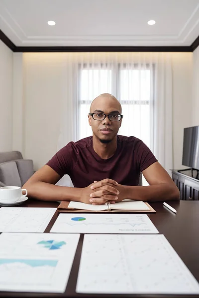 Retrato Joven Empresario Serio Sentado Mesa Cubierto Con Informes Financieros — Foto de Stock