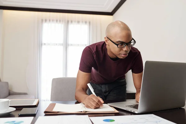Komoly Fiatal Üzletember Szemüvegben Maileket Vagy Jelentéseket Néz Laptop Képernyőjén — Stock Fotó