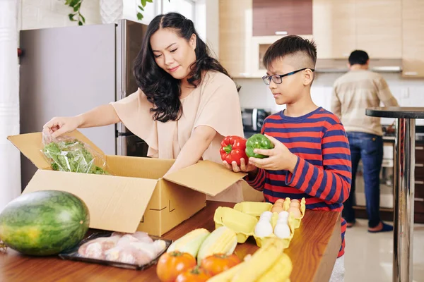 Asiatische Mutter Und Sohn Packen Kiste Mit Frischen Lebensmitteln Küchentisch — Stockfoto