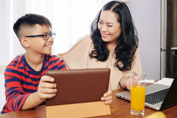 Orgoglioso Figlio Sorridente Mostrando Tablet Alla Madre Dopo Aver Terminato — Foto Stock