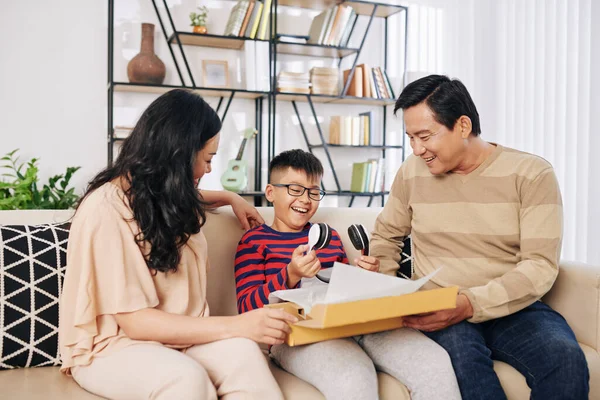 Alegre Vietnamita Padres Dando Hijo Caja Grande Con Auriculares Modernos —  Fotos de Stock