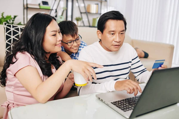 Wietnamska Rodzina Zebrała Się Laptopie Aby Dokonać Zakupów Online Czarny — Zdjęcie stockowe