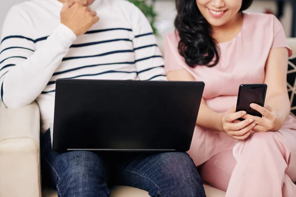 Ehemann Schaut Serien Laptop Wenn Seine Frau Der Nähe Sitzt — Stockfoto