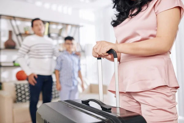 Woman Big Suitcase Leaving House Business Trip Her Husband Son — Stock Photo, Image