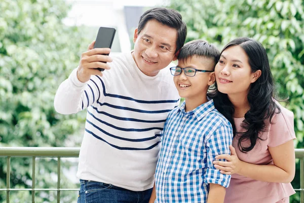 Mature Pria Vietnam Mengambil Selfie Dengan Istri Dan Anak Praremaja — Stok Foto