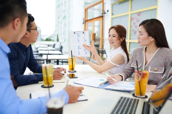 Lächelnde Hübsche Junge Asiatische Geschäftsfrau Zeigt Eine Reihe Von Diagrammen — Stockfoto