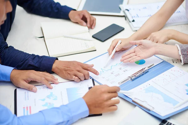 Manos Empresarios Señalando Gráfico Informe Financiero Sobre Mesa Discutiendo Desarrollo —  Fotos de Stock