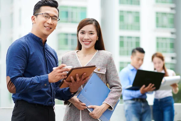 Smiling Young Asian Business People Discussing Document Tablet Computer Smiling — Stock Photo, Image