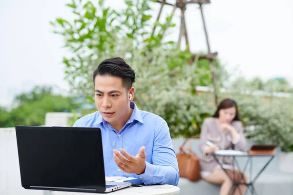 Ung Asiatisk Entreprenör Som Sitter Vid Bordet Uteservering Och Videosamtal — Stockfoto