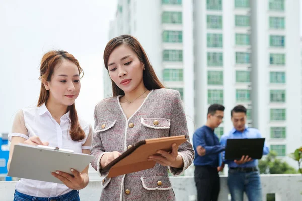 Selbstbewusste Unternehmerin Zeigt Tablet Computer Mit Berichtsdetails Assistentin Und Bittet — Stockfoto