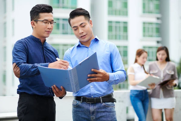 Young Vietnamese Businessmen Opening Folder Discussing Report Contract — Stock Photo, Image