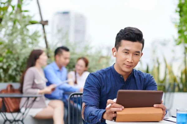 Seriös Stilig Asiatisk Affärsman Sitter Vid Bordet Uteservering Och Tittar — Stockfoto