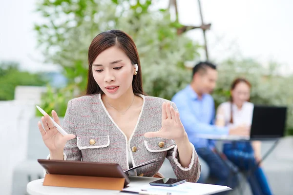 Bela Jovem Empresária Vietnamita Sentada Mesa Café Ativamente Gesticulando Fazer — Fotografia de Stock