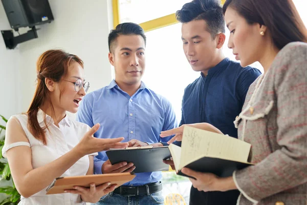Young Asian Business People Arguing Interpretation Figures Monthly Report — Stock Photo, Image