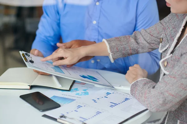 Imagem Perto Dos Empresários Que Apontam Para Relatório Área Transferência — Fotografia de Stock