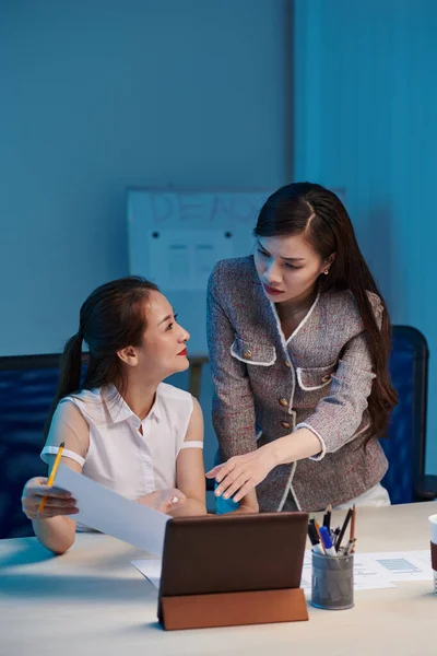 Frowning Young Asian Businesswoman Asking Colleague Show Her Document Mobile — Stock Photo, Image