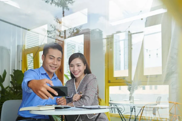 Mladý Usměvavý Vietnamský Obchodní Pár Přičemž Selfie Setkání Kavárně Stůl — Stock fotografie