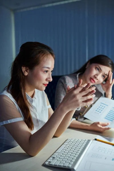 Moe Jonge Aziatische Project Managers Afwerking Van Het Werk Aan — Stockfoto