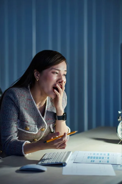 Muito Cansado Jovem Vietnamita Bocejando Quando Trabalha Computador Escritório Tarde — Fotografia de Stock