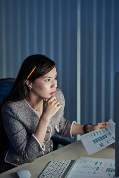 Pensive Young Female Project Manager Pencil Her Ear Comparing Mobile — Stock fotografie