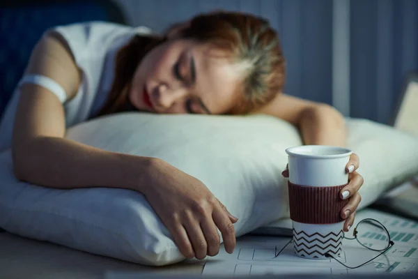 Trabajadora Oficina Quedó Dormida Escritorio Con Una Taza Café Mano — Foto de Stock