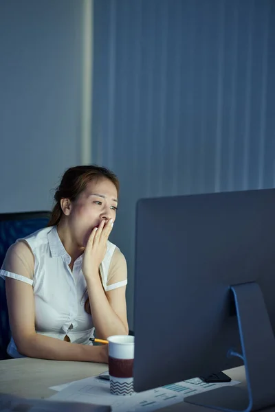 若いですビジネスマンの女性カバー口ともに仕事の疲れコンピュータ一晩中 — ストック写真