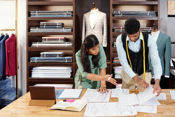 Equipo Indio Diseñadores Moda Discutiendo Ideas Para Una Nueva Colección — Foto de Stock