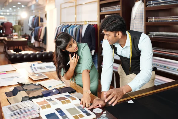 Team Giovani Sarti Indiani Discutono Tessuto Dal Catalogo Durante Creazione — Foto Stock