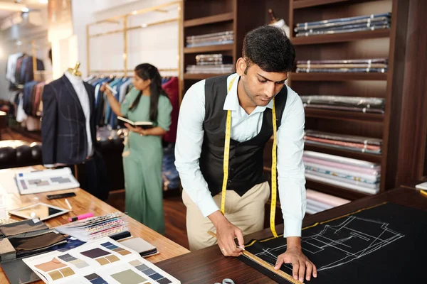 Serieuze Jonge Indiase Kleermaker Tekening Top Voorkant Detail Van Jas — Stockfoto