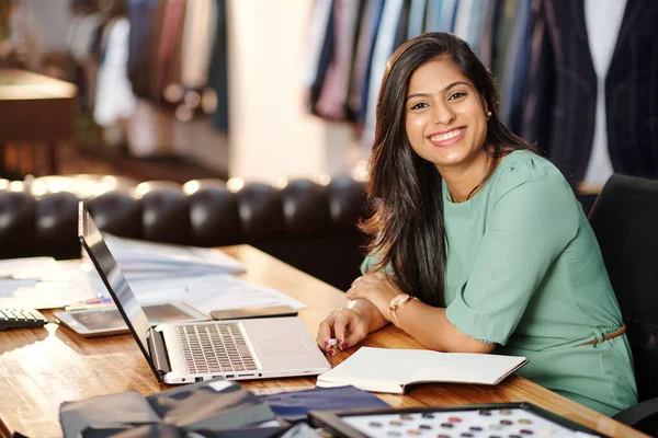 Portret Van Gelukkige Jonge Indiase Atelier Eigenaar Werken Laptop — Stockfoto