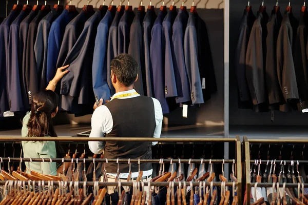 Director Taller Sastrería Revisando Calidad Las Chaquetas Medida Que Cuelgan —  Fotos de Stock