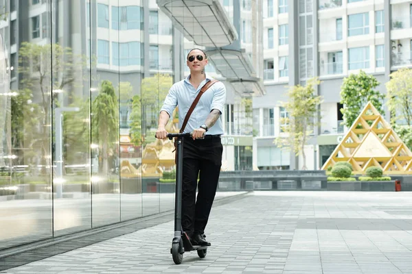 Positiv Ung Affärsman Njuter Ridning Skoter Längs Gatan Staden — Stockfoto