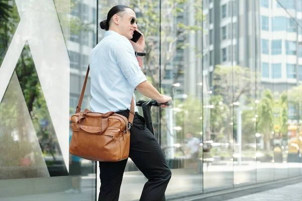 Knappe Glimlachende Jonge Ondernemer Staat Scooter Met Lederen Tas Bellen — Stockfoto