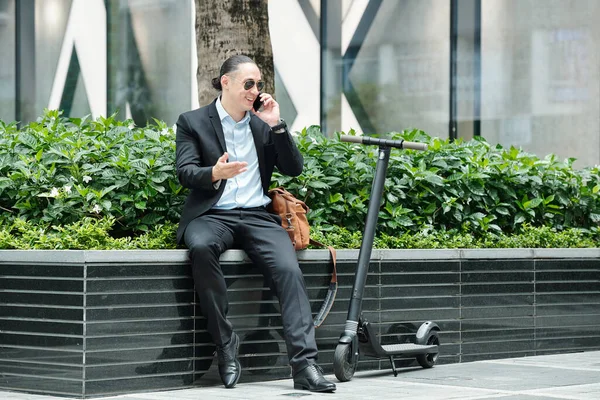 Smiling Young Businessman Sunglasses Resting Outdoors Next His Scooter Making — Stock Photo, Image