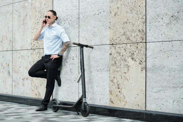 Zelfverzekerde Stijlvolle Jonge Ondernemer Leunend Muur Naast Zijn Scooter Bellen — Stockfoto