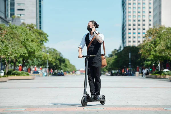 Junger Geschäftsmann Medizinischer Maske Fährt Auf Roller Und Telefoniert Mit — Stockfoto