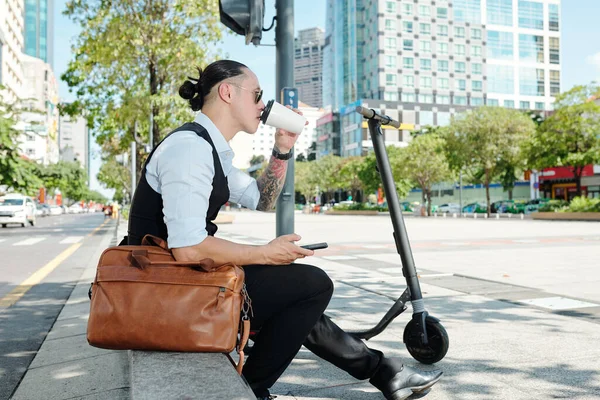 Empresario Sentado Parapeto Junto Scooter Disfrutando Delicioso Café Fresco Para —  Fotos de Stock