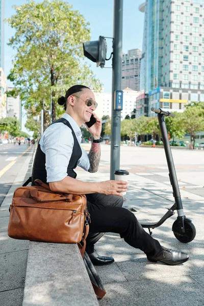 Usmívající Pohledný Muž Sedící Parapetu Popíjející Jídlo Telefonující Kolegou — Stock fotografie