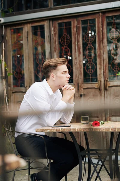 Pensive Jongeman Wachten Voor Zijn Date Aan Tafel Outdoor Cafe — Stockfoto