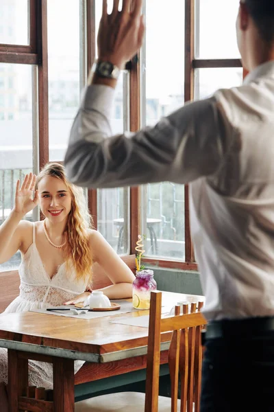 Attraktive Junge Blonde Frau Sitzt Cafétisch Lächelt Und Winkt Ihrem — Stockfoto