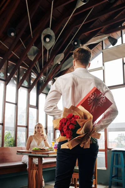 Homme Cachant Boîte Chocolat Bouquet Fleurs Pour Petite Amie Derrière — Photo