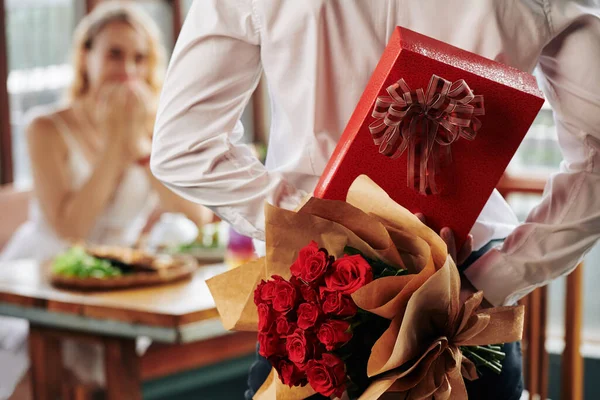 Mężczyzna Ukrywający Bukiet Róż Pudełko Prezentów Plecami Jako Prezent Urodzinowy — Zdjęcie stockowe