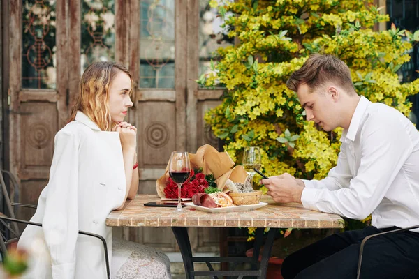 Jeune Femme Irrité Regardant Petit Ami Textos Amis Vérifier Les — Photo