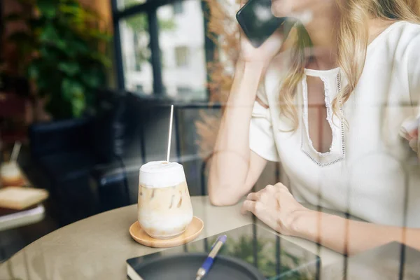 Zugeschnittenes Bild Einer Jungen Frau Die Köstlichen Süßen Eiskaffee Restaurant — Stockfoto