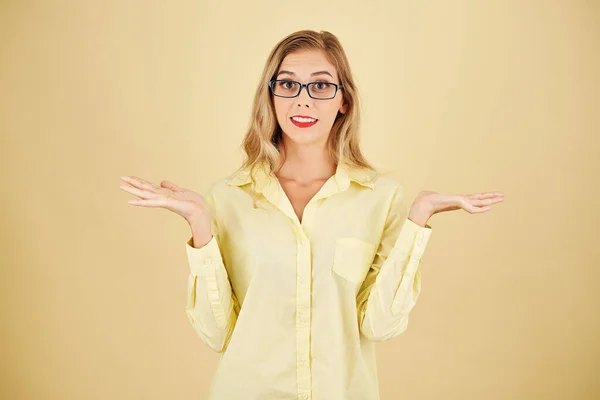 Retrato Mujer Joven Confundida Gafas Siente Duda Mientras Toma Decisión — Foto de Stock