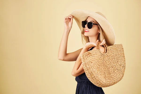 Retrato Atractiva Joven Sonriente Con Bolsa Comprador Paja Ajustando Sombrero —  Fotos de Stock