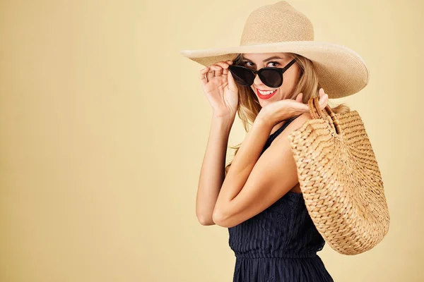 Beautiful Stylish Young Woman Taking Sunglasses Looking Camera — Stock Photo, Image