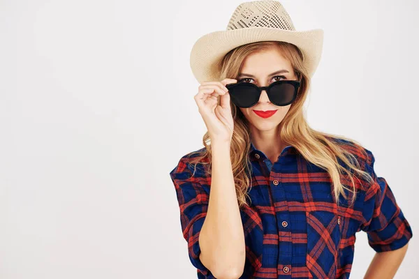 Mujer Joven Bonita Con Sombrero Camisa Cuadros Quitándose Las Gafas —  Fotos de Stock